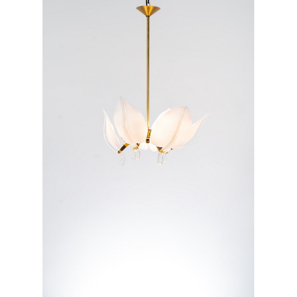 FRANCO LUCE, Lampada a sospensione: FRANCO LUCE Produzione Murano, Italia 1970 ca. Lampada a sospensione a sei luci, struttura in ottone con diffusori a foglia in vetro lattimo e incolore. cm Alt. 90. Bibliografia: Catalogo altra casa d