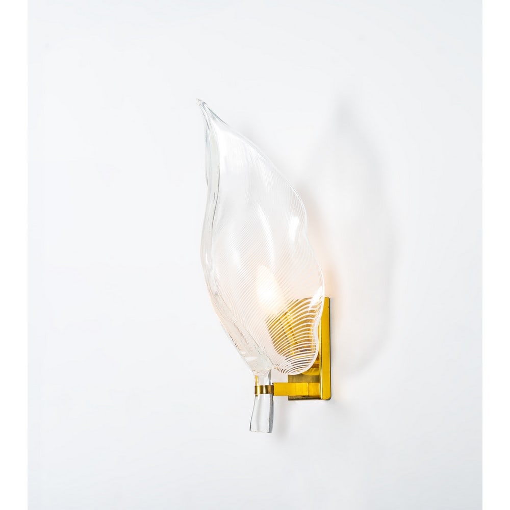 FRANCO LUCE, Lampada da parete: FRANCO LUCE Produzione Murano, Italia 1970 ca. Lampada da parete ad una luce con struttura in ottone e diffusore a forma di foglia in vetro soffiato a mezza filigrana trasparente incolore e lattimo. c