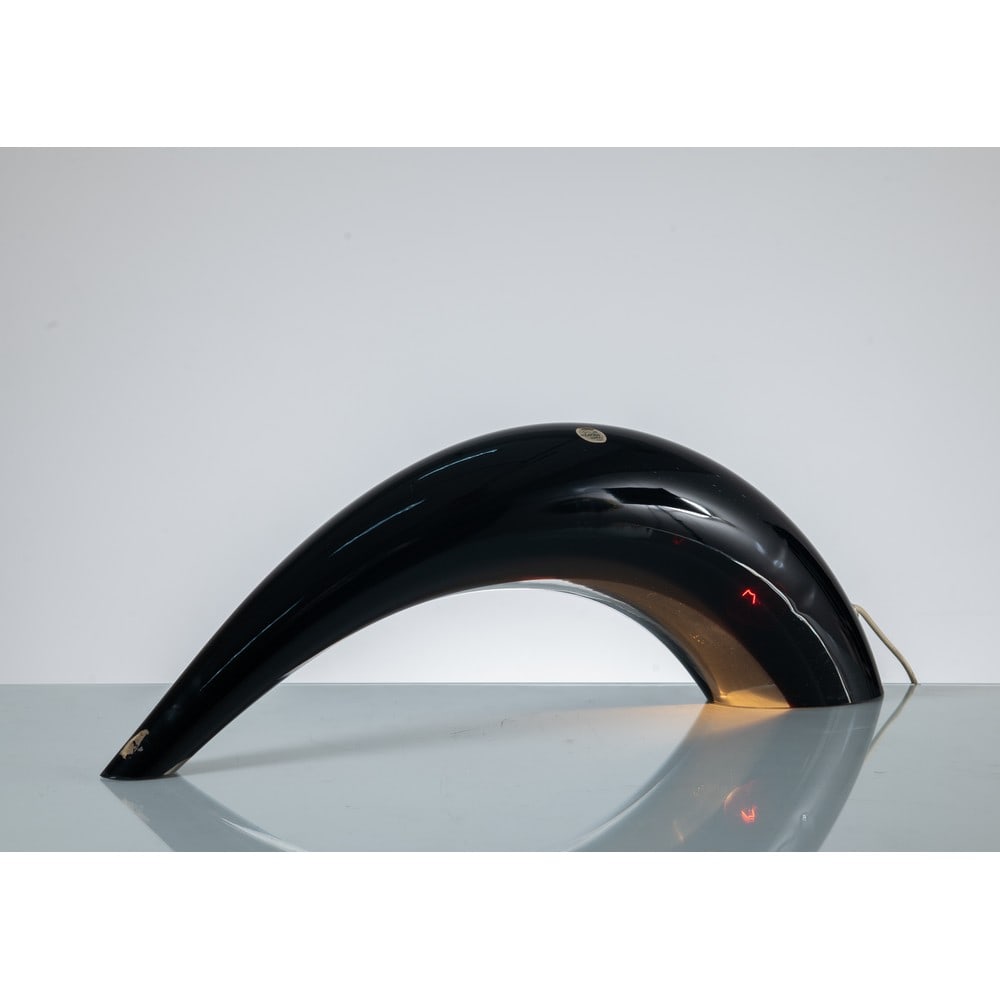 LINO TAGLIAPIETRA, Lampada da tavolo modello “Formichiere”: LINO TAGLIAPIETRA Produzione La Murrina, Italia 1971 ca. Lampada da tavolo ad una luce modello “Formichiere” in vetro seppia ed incolore, corpo curvato. Etichetta di produzione. cm 70 x 11