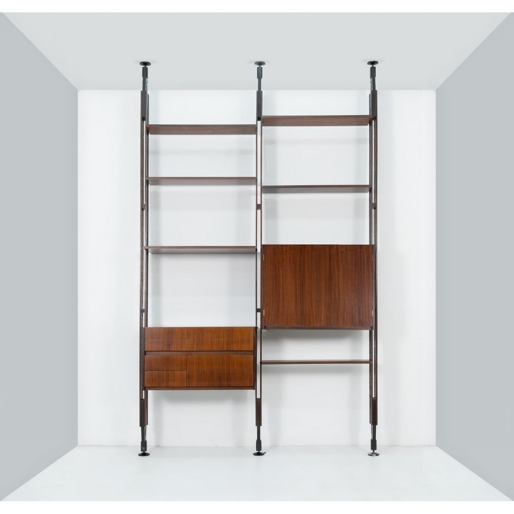 PAOLO TILCHE, Libreria cielo terra modello “Giraffa”: PAOLO TILCHE Produzione Arform, Italia 1960 ca. Libreria cielo terra modello “Giraffa” a due campate in legno esotico, montanti in legno verniciato con parti finali in legno verniciato ner