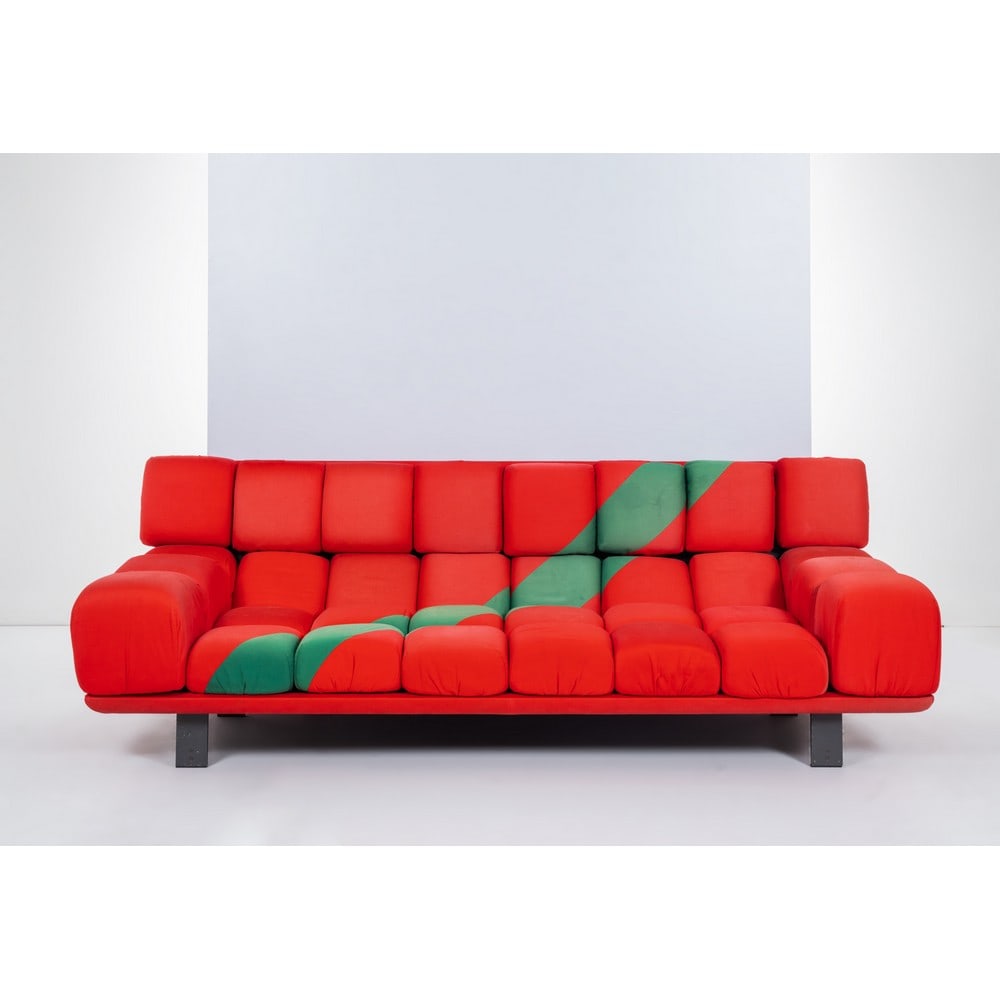 ROBERTO PAMIO E RENATO TOSO, Divano modello “Scacco Matto”: ROBERTO PAMIO E RENATO TOSO Produzione Arflex, Italia 1980 ca. Divano modello “Scacco Matto”, struttura in metallo smaltato nero, velcro, elementi cubici amovibili con imbottitura e rivest