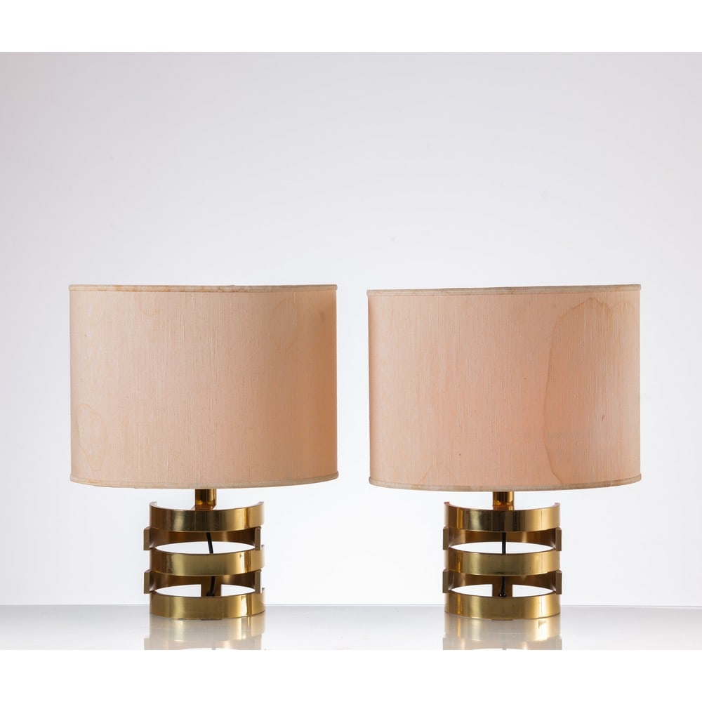 ANGELO BROTTO, Coppia di lampade da tavolo: ANGELO BROTTO Produzione Italia 1970 ca. Coppia di lampade da tavolo ad una luce, struttura cilindrica in ottone composta da lame sovrapposte, diffusore circolare in tessuto avorio. cm Alt. 43. Biblio
