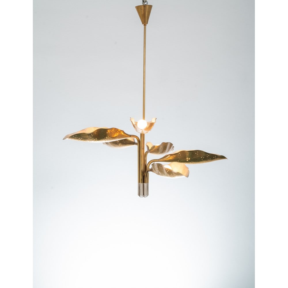 ANGELO LELLI, Lampada a sospensione modello “12369”: ANGELO LELLI Produzione Arredoluce, Italia 1950 ca. Lampada a sospensione a sei luci modello “12369”, struttura in ottone con diffusori a foglie martellate e microforate, bracci orientabil