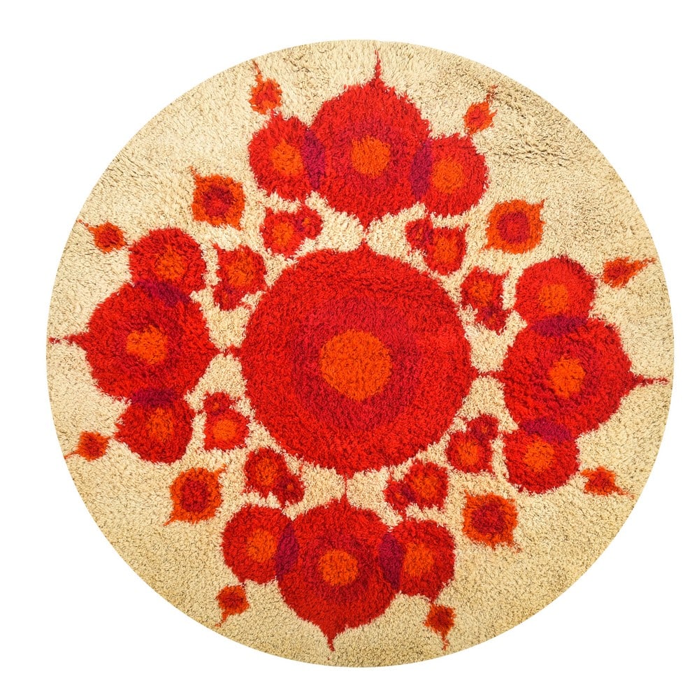 EGE RYA, Tappeto circolare: EGE RYA Produzione Danimarca 1960 ca. Tappeto circolare in lana color avorio con decori geometrici circolari nei toni del rosso. cm Ø 192. Bibliografia: Catalogo altra casa d’aste. A RUG BY