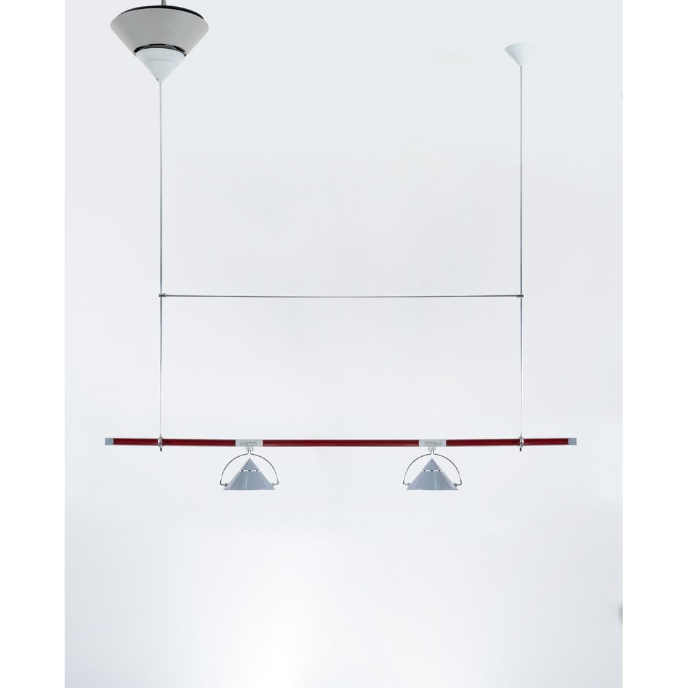 F. A. PORSCHE, Lampada a sospensione mod. 'Mikado' (barra): F. A. PORSCHE Produzione Artemide, Italia 1988 ca. Lampada a sospensione a due luci modello 'Mikado' (barra), struttura in metallo cromato con barra rossa, diffusori orientabili conici in metallo vern