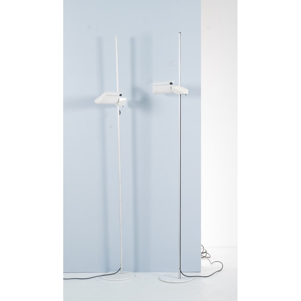 BRUNO GECCHELIN, Coppia di lampade da terra modello 'Bis': BRUNO GECCHELIN Produzione Arteluce, Italia 1970 ca. Coppia di lampade da terra ad una luce modello 'Bis', struttura in acciaio satinato con diffusore orientabile verniciato bianco, base circolare bia