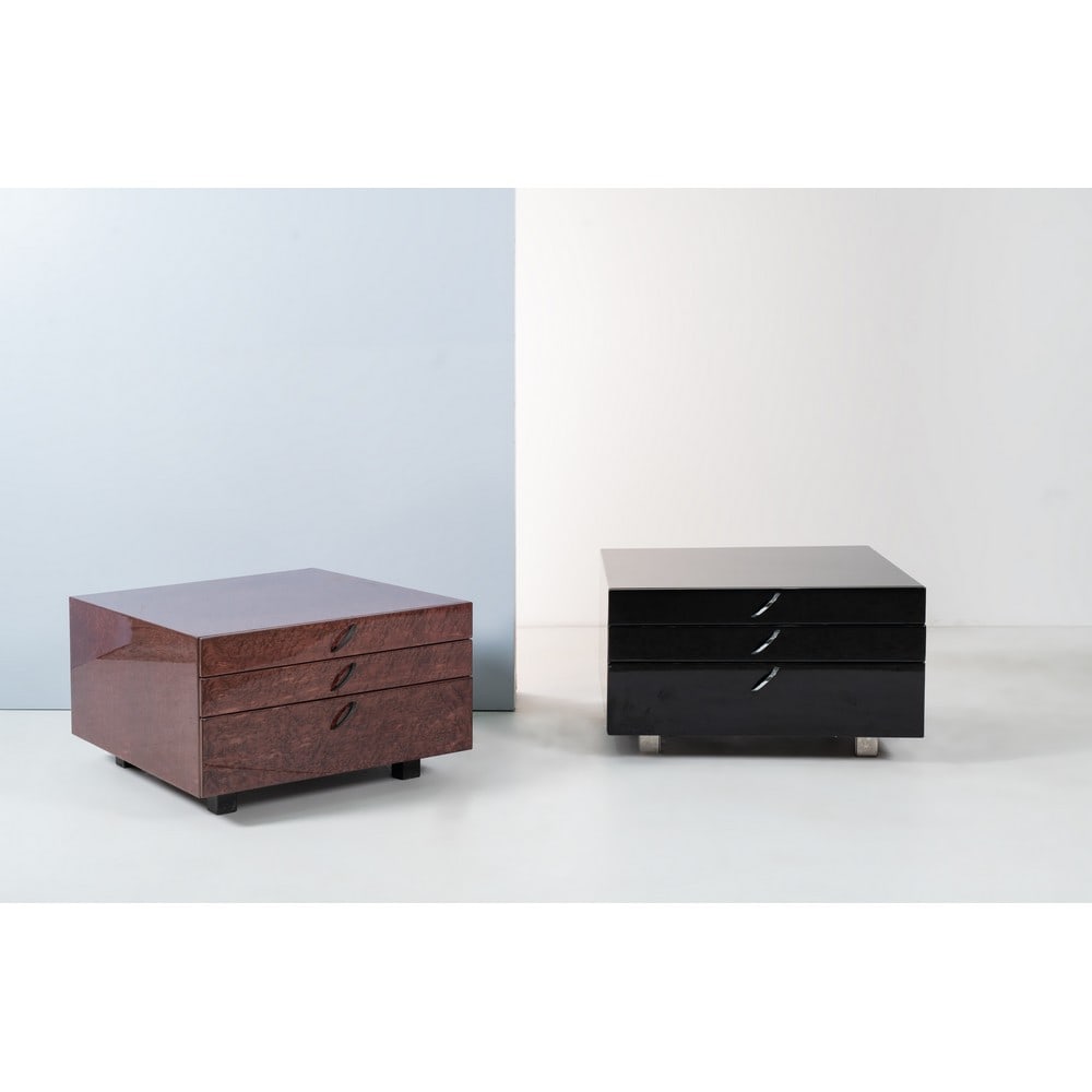 SAPORITI ITALIA, Due cassettiere: SAPORITI ITALIA Produzione Italia 1980 ca. Due cassettiere, una in legno laccato nero lucido, piano quadrato, sul fronte 3 cassetti, maniglie e piedi in acciaio cromato, l'altra in radica di acero pru