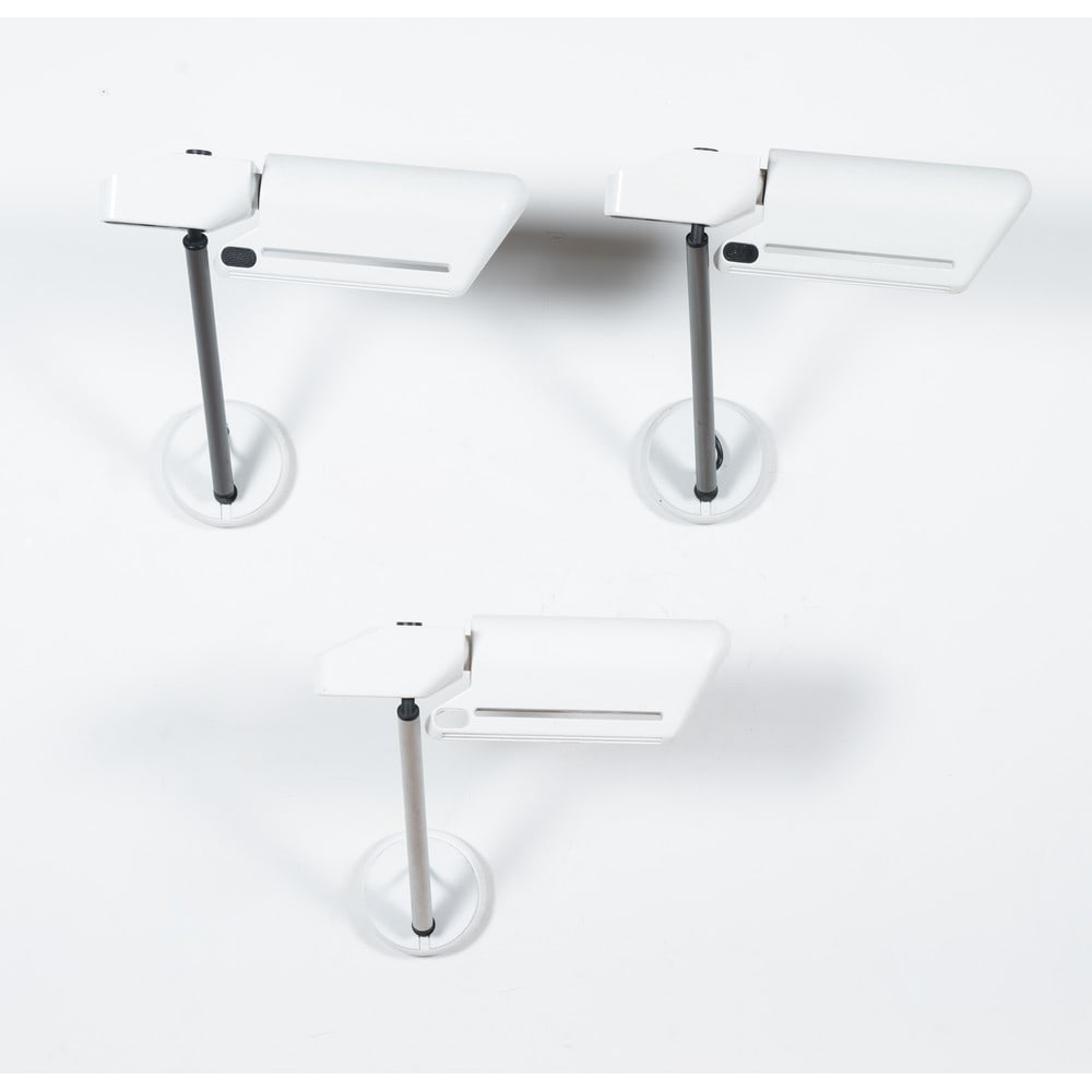 BRUNO GECCHELIN, Tre lampade da parete: BRUNO GECCHELIN Produzione Arteluce, Italia 1970 ca. Tre lampade da parete ad una luce con struttura in metallo e materiale plastico verniciato bianco, diffusore orientabile in metallo verniciato bian