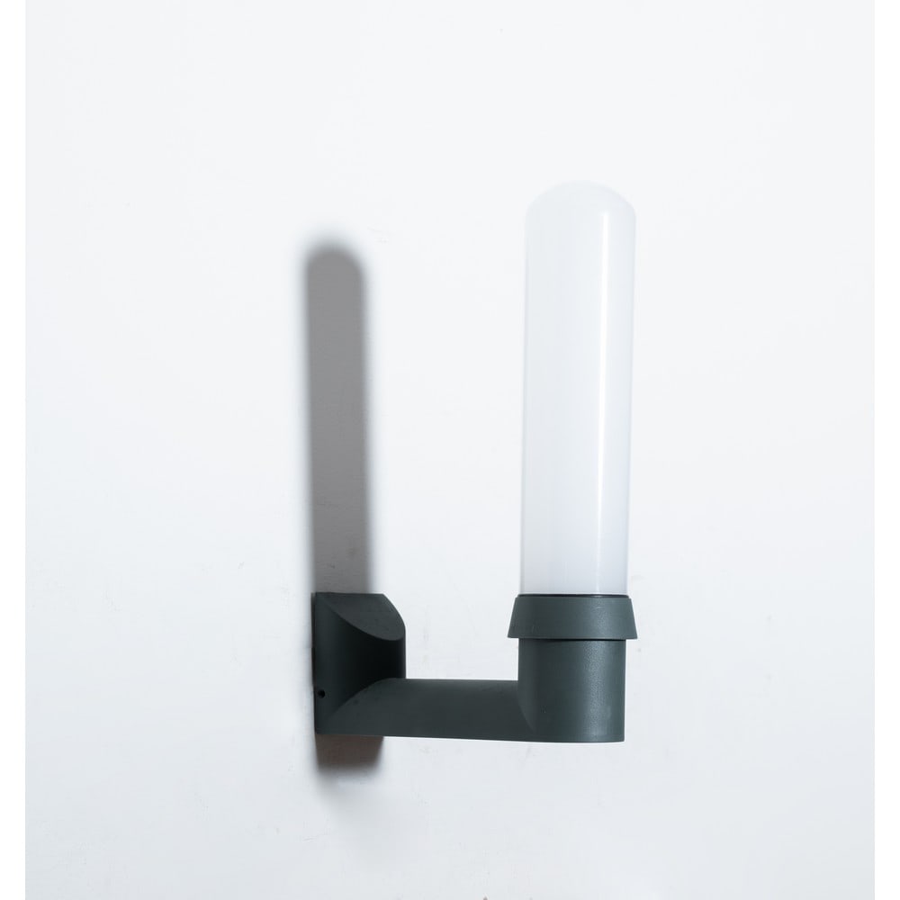 FRANCO ALBINI, FRANCA HELG E PAOLO PIVA, Lampada da parete: FRANCO ALBINI, FRANCA HELG E PAOLO PIVA Produzione Sirrah, Italia 1980 ca. Lampada da parete per esterni ad una luce, struttura in abs, metallo, diffusore cilindrico in vedril traslucido. cm 6 x 19 Al