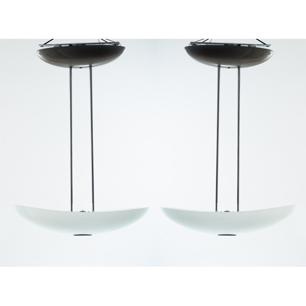 FLORIAN SCHULZ (Attr.le), Coppia di lampade a sospensione: FLORIAN SCHULZ (Attr.le) Produzione Germania 1980 ca. Coppia di lampade a sospensione a due luci, struttura telescopica in metallo cromato e verniciato, diffusore semiovalizzato in vetro satinato opal