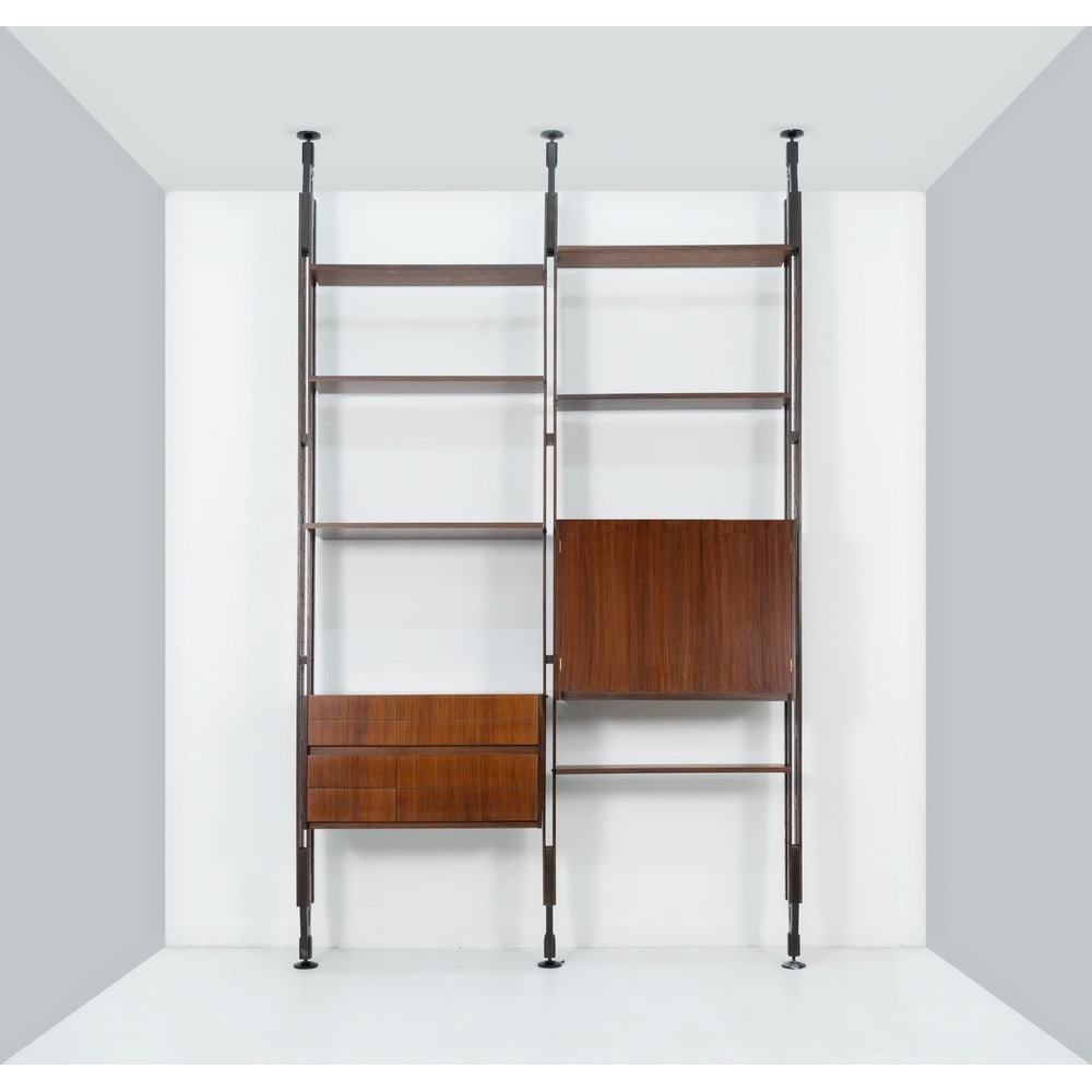 PAOLO TILCHE, Libreria cielo terra modello “Giraffa”: PAOLO TILCHE Produzione Arform, Italia 1960 ca. Libreria cielo terra modello “Giraffa” a due campate in legno esotico, montanti in legno verniciato con parti finali in legno verniciato ner