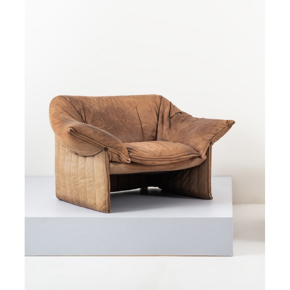 MARIO BELLINI, Poltrona modello “Le Stelle”: MARIO BELLINI Produzione B&B, Italia 1970 ca. Poltrona modello “Le Stelle” struttura in metallo, rivestimento in poliuretano rivestito in pelle marrone, marchio del produttore sul bottone