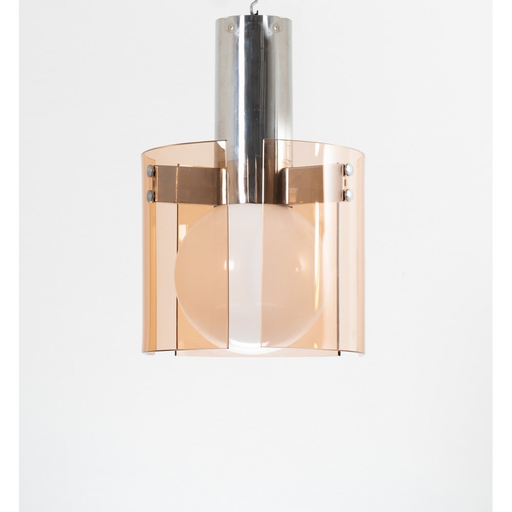 VECA, Lampada a sospensione: VECA Produzione Italia 1970 ca. Lampada a sospensione ad una luce struttura in metallo cromato, diffusore sferico in vetro lattimo racchiusa tra lastre curvate di vetro rosato trasparente. cm Alt. 55.