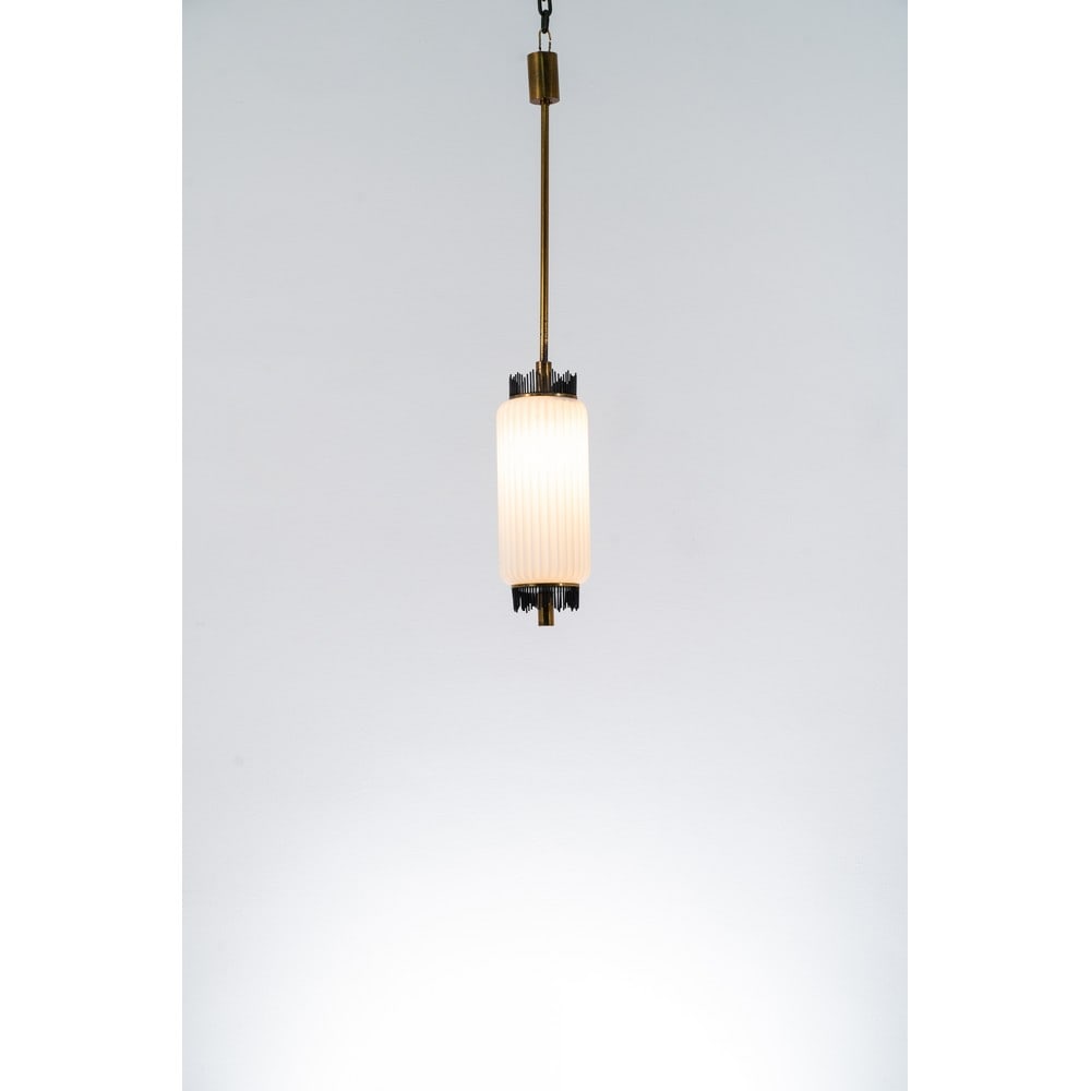 ANGELO LELLI (Attr.le), Lampada a sospensione: ANGELO LELLI (Attr.le) Produzione Arredoluce, Italia 1950 ca. Lampada a sospensione ad una luce, struttura in ottone e metallo verniciato nero, diffusore cilindrico in vetro opalino satinato. cm Alt.