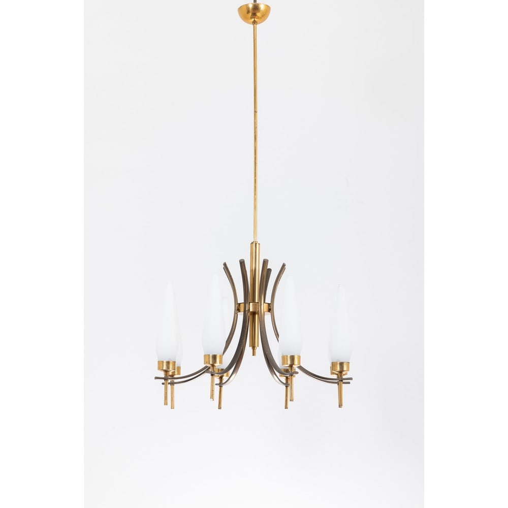 ANGELO LELLI, Lampada a sospensione modello "12630": ANGELO LELLI Produzione Arredoluce, Italia 1960 ca. Lampada a sospensione a otto luci modello "12630", struttura in ottone composta da bracci semicircolari e da diffusori in vetro opale satinato bianc