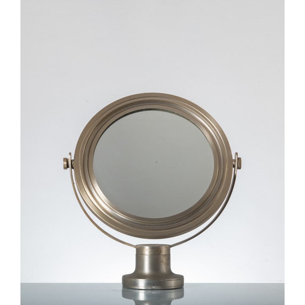 SERGIO MAZZA, Specchio da tavolo basculante modello “Narciso”: SERGIO MAZZA Produzione Italia 1960 ca. Specchio da tavolo basculante modello “Narciso” in ottone nichelato, corpo circolare con cristallo specchiato. Cm Alt. 55.