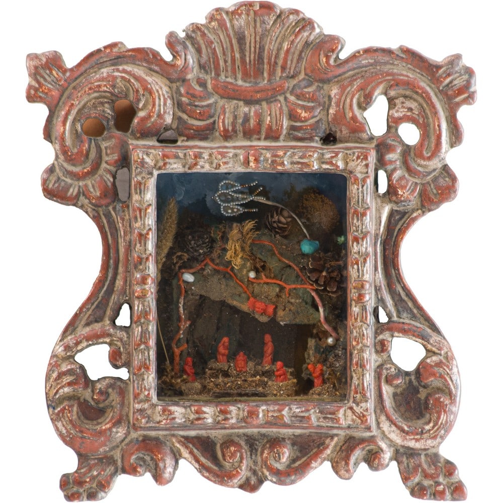 MANIFATTURA SICILIANA DELLA PRIMA METÀ DEL XX SECOLO, Presepe: MANIFATTURA SICILIANA DELLA PRIMA METÀ DEL XX SECOLO Presepe in corallo entro teca in legno con cornice in argento e mistura. cm 34 x 10 Alt. 37.