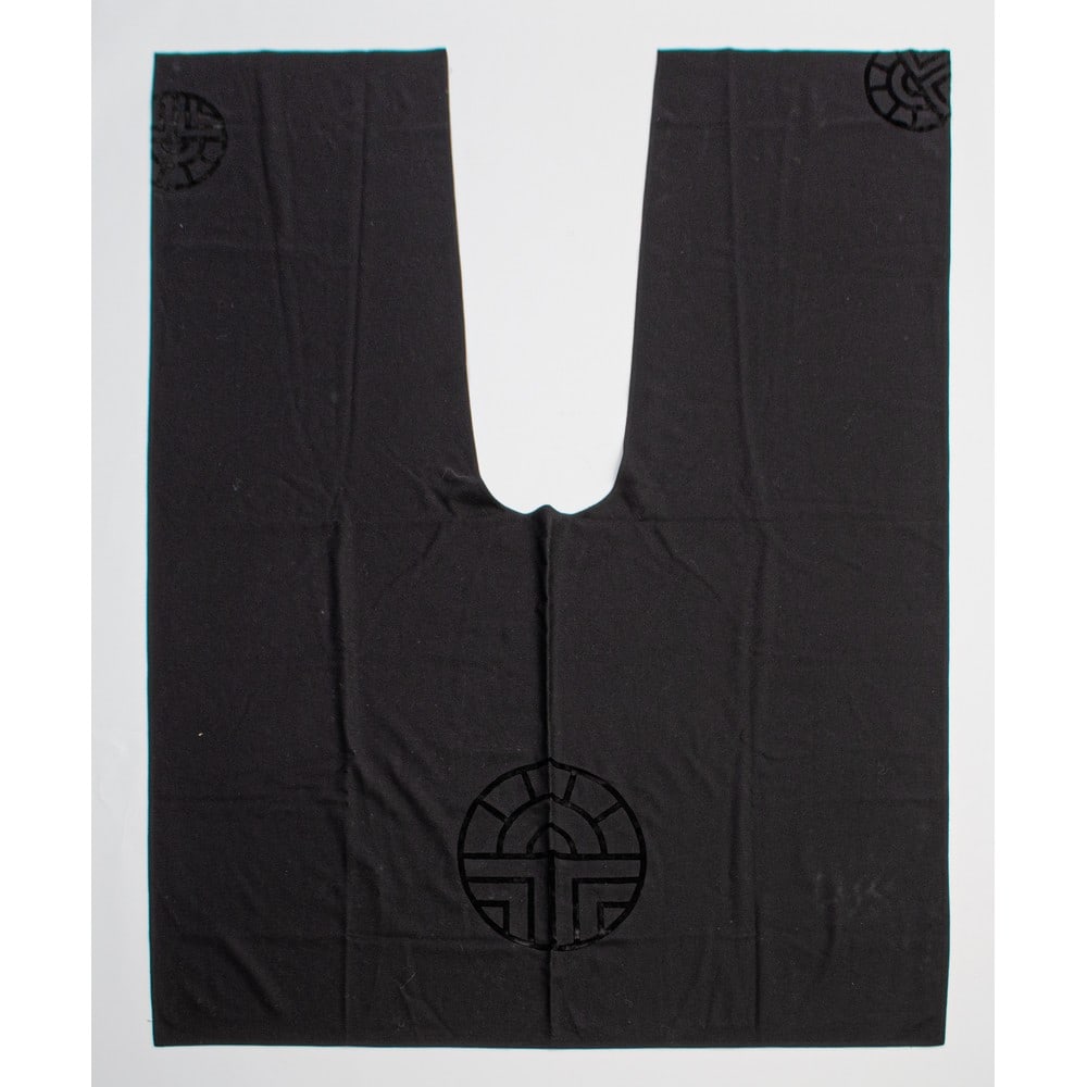 LOUIS FERAUD, Mantella: LOUIS FERAUD Produzione Francia 1990 ca. Mantella in lana nera, taglio a ruota, decoro in velluto orientale in velluto nero lungo la schiena e sul bordo frontale. Marchio di produzione. Taglia 44 fran