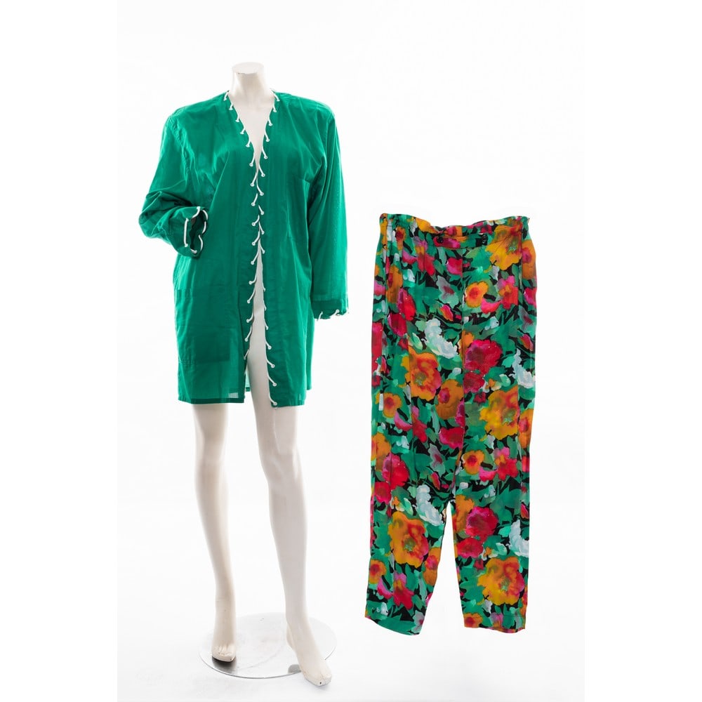 YVES SAINT LAURENT ED EMANUEL UNGARO, Giacca e pantalone: YVES SAINT LAURENT ED EMANUEL UNGARO Produzione Francia 1970 ca. Giacca in cotone verde, collo sciallato, maniche lunghe, bordatura in cordoncino bianco, due tasche. Taglia 48. Difetti. Etichetta di p
