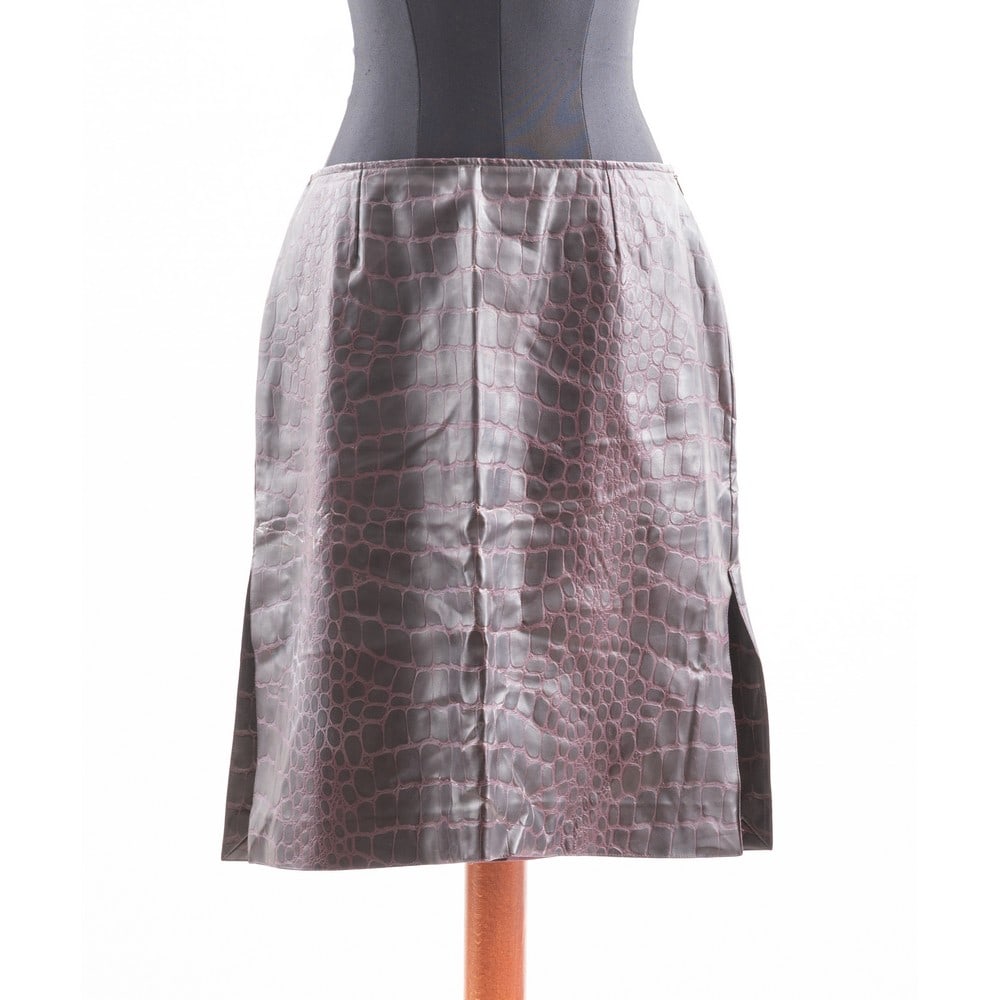 VERSACE, Gonna: VERSACE Produzione Italia 1990 ca. Una gonna in pelle prugna stampata a motivo di pelle esotica. Taglia 44. Segni di uso. Etichetta di produzione.