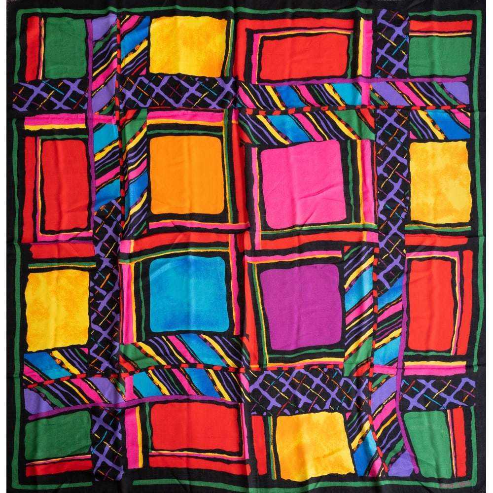 EMANUEL UNGARO, Due scialli: EMANUEL UNGARO Produzione Francia 1980 ca. Due scialli: scialle in lana decorato con fiori policromi su fondo rosso, cornice viola, marchio di produzione; scialle in lana decorato con motivi geometric