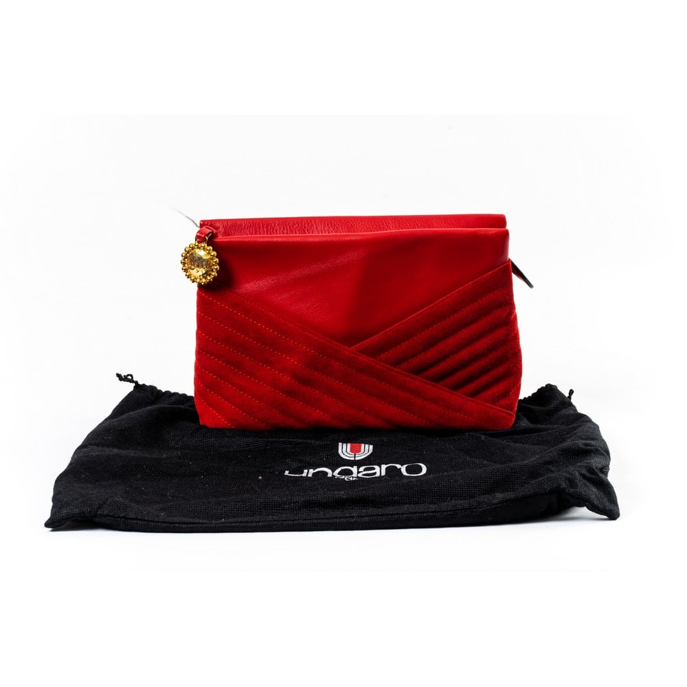 EMANUEL UNGARO, Borsa a mano: EMANUEL UNGARO Produzione Francia 1990 ca. Borsa a mano modello a busta in pelle di vitello e camoscio rossa, chiusura superiore con cerniera, cursore gioiello in metallo dorato e logato, tasca intern