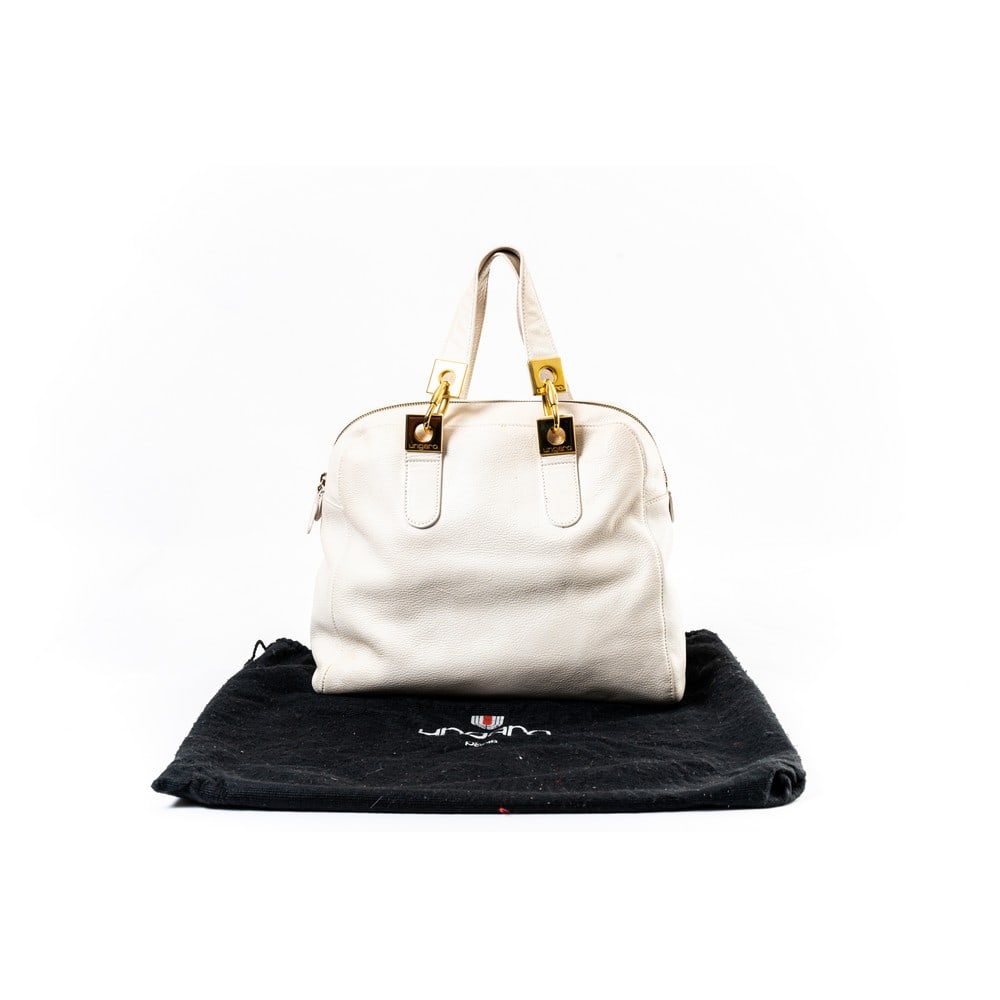 EMANUEL UNGARO, Borsa a mano: EMANUEL UNGARO Produzione Francia 1990 ca. Borsa a mano in pelle di vitello bianca, chiusura superiore con cerniera, cursore in pelle, tasca interna, manici piatti con minuteria in metallo dorato e lo