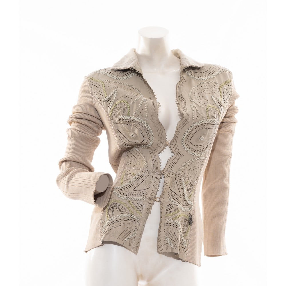 ROBERTO CAVALLI, Giacca: ROBERTO CAVALLI Produzione Italia 2000 ca. Giacca in tessuto di maglia elasticizzata e pelle nei toni del tortora, sul fronte la pelle è ricamata e traforata, apertura sagomata con ganci di chius