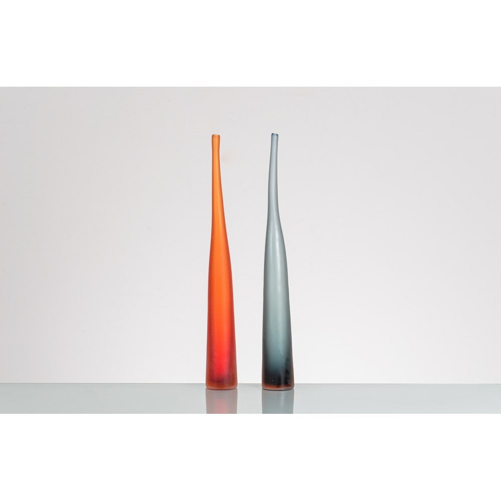 LAURA DE SANTILLANA Due bottiglie “Bambù”: LAURA DE SANTILLANA Produzione Arcade, Murano, Italia 1970 ca. Due bottiglie “Bambù” della serie "Antology" in vetro soffiato di colori differenti con superficie satinata, corpo cilin