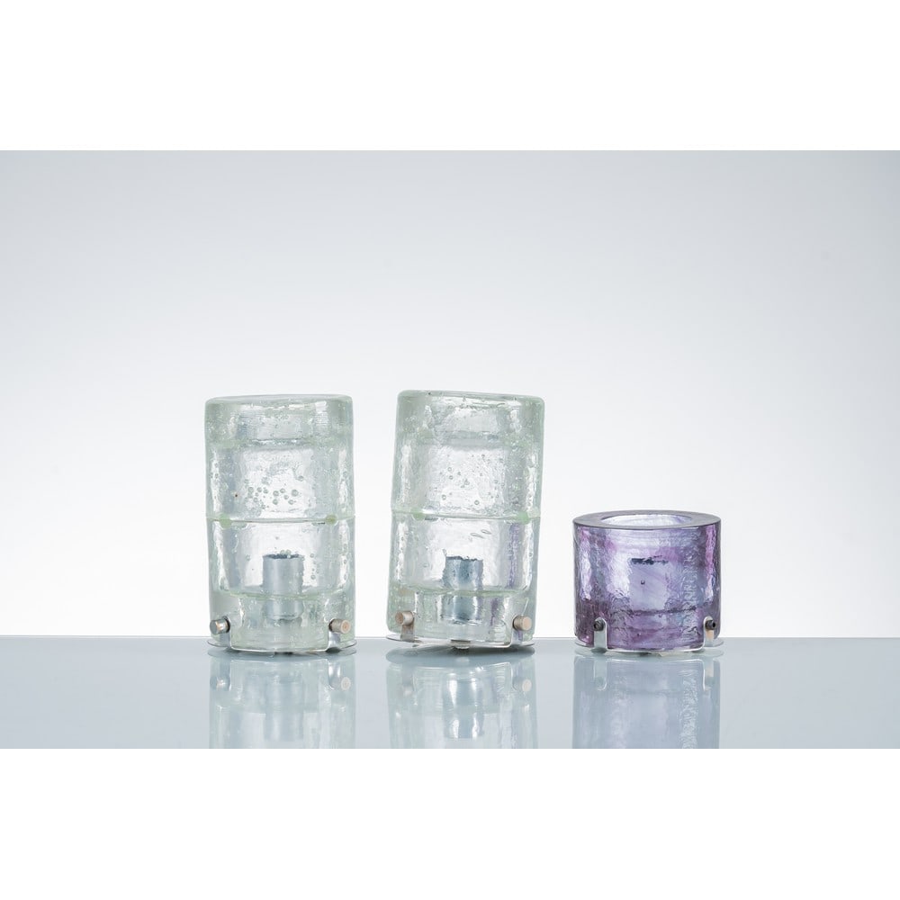 ALBANO POLI, Tre lampade da tavolo o da parete: ALBANO POLI Produzione Poliarte 1970 ca. Tre lampade da tavolo o da parete ad una luce, diffusore in vetro incolore cilindrico composto da due parti, acciaio cromato. Un diffusore in vetro violetto. c