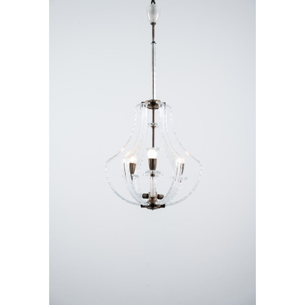 SEGUSO VETRI D’ARTE, Lampada a sospensione: SEGUSO VETRI D’ARTE Produzione Murano 1940 ca. Lampada a sospensione a tre luci, struttura in ottone, diffusore in vetro incolore sagomato e molato. cm Alt. 100. A SUSPENSION LAMP BY SEGUSO VETR