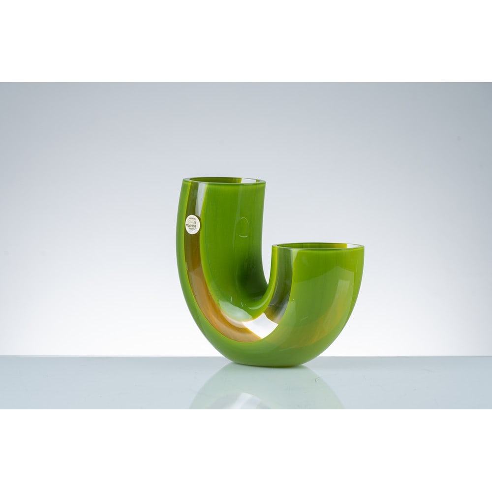 LINO TAGLIAPIETRA, Vaso a due bocche in vetro: LINO TAGLIAPIETRA Produzione La Murrina, Italia 1970 ca. Vaso a due bocche in vetro verde decorato con due fasce laterali in vetro incolore. Corpo cilindrico curvato con due bocche circolari piane. Et