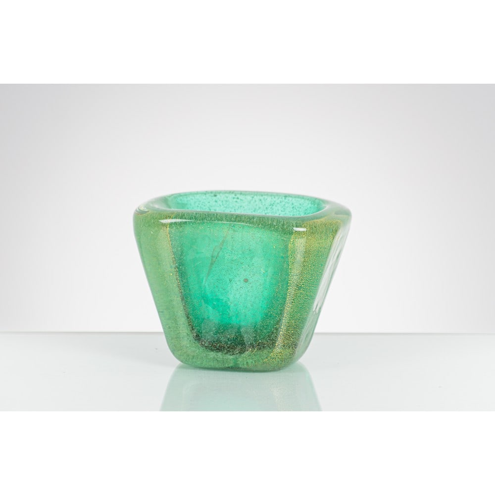 CARLO SCARPA, Vasca della serie “Sommersi” in vetro: CARLO SCARPA Produzione Venini, Italia 1934 ca. Vasca della serie “Sommersi” in vetro sommerso verde con inclusione di foglia d’oro. Una filatura interna. cm 12 x 9 Alt. 9. Bibliogra