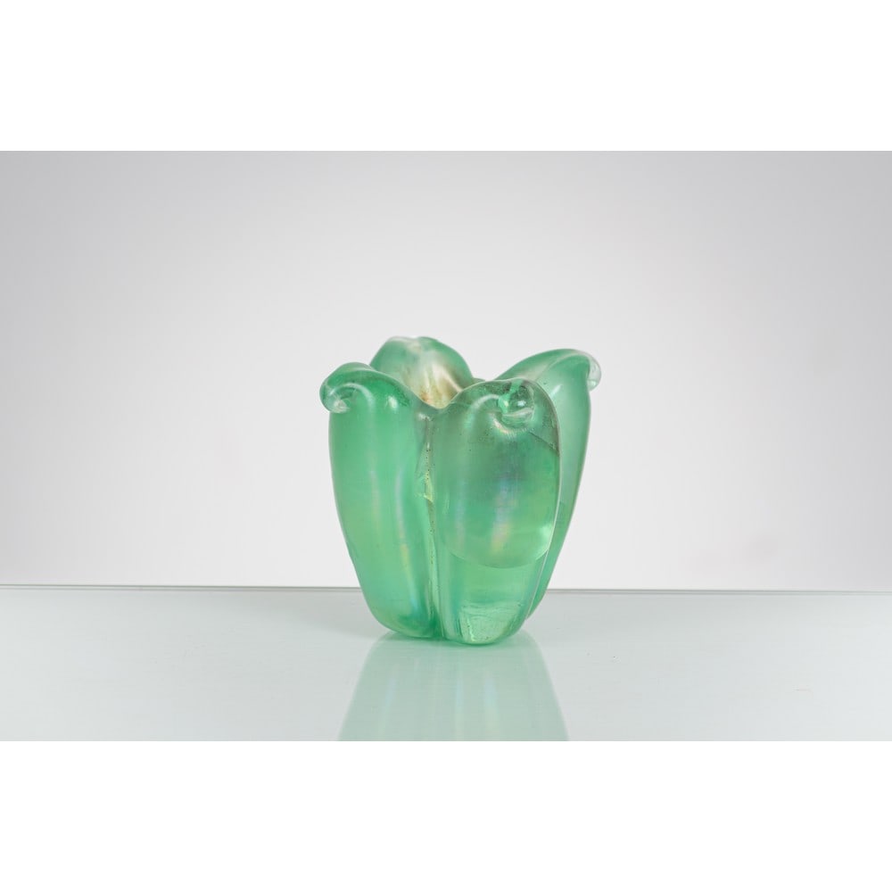 ARCHIMEDE SEGUSO, Vaso in vetro: ARCHIMEDE SEGUSO Produzione Seguso Vetri d’Arte, Italia 1936 ca. Vaso in vetro verde nord iridato, corpo composto da quattro costole con punta ricurva. Difetti. cm 7 x Alt. 8,5. Bibliografia: R.