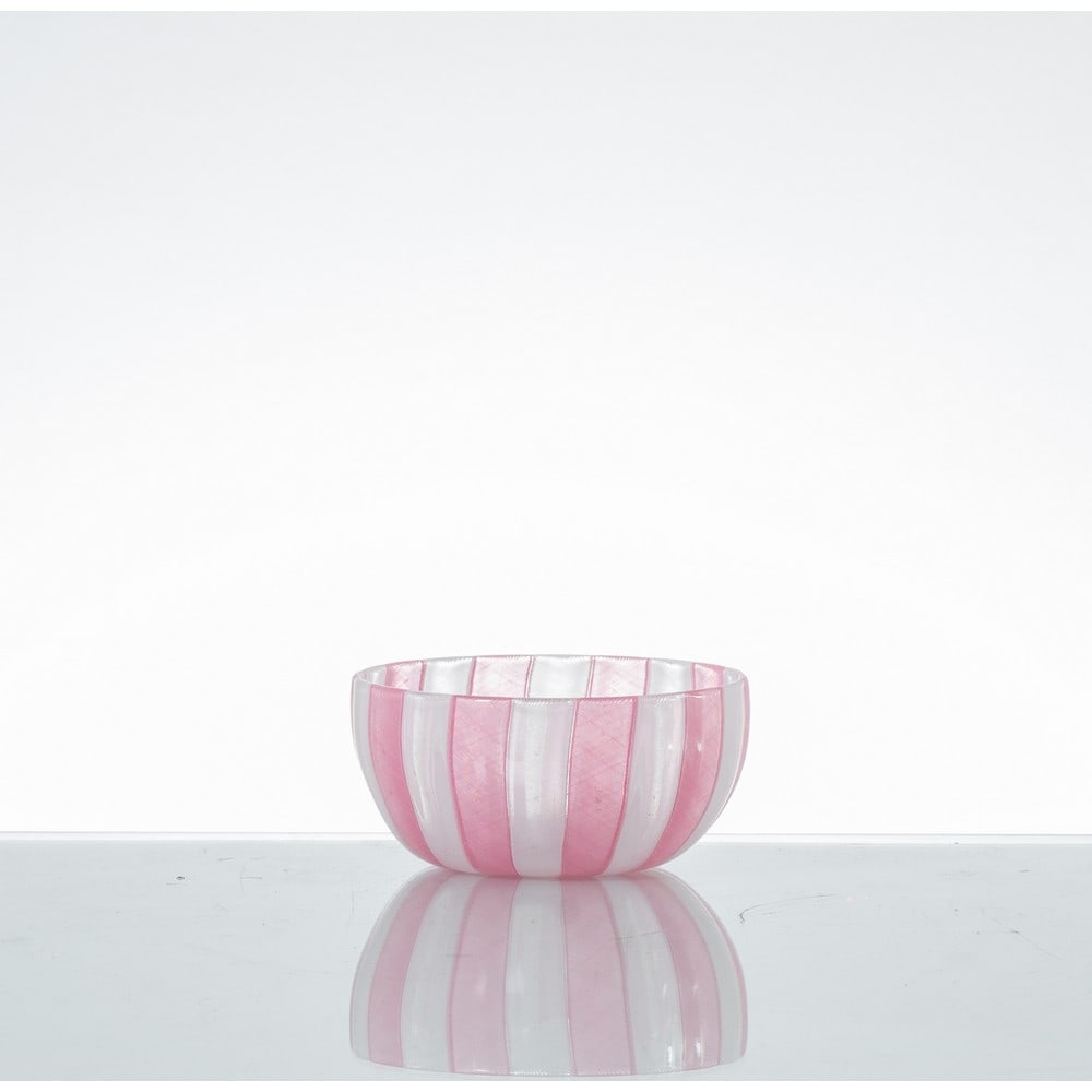 PAOLO VENINI, Coppa semisferica in vetro: PAOLO VENINI Produzione Venini Italia 1950 ca. Coppa semisferica in vetro soffiato zanfirico a canne verticali a rete lattimo e rosa. Firma all'acido sotto la base Venini Murano. cm Ø 11 Alt. 5,5