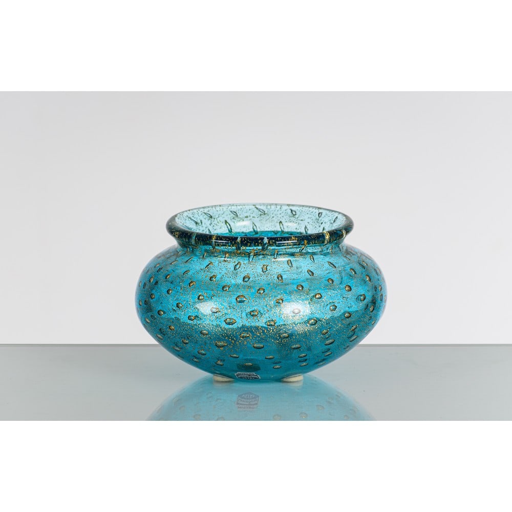 ARS CENEDESE, Vaso in vetro: ARS CENEDESE Produzione Murano, Italia 1960 ca. Vaso in vetro sommerso bullicante azzurrino con inclusioni oro, corpo ovalizzato con bocca circolare estroflessa e piana. Firma a graffio ed etichetta.
