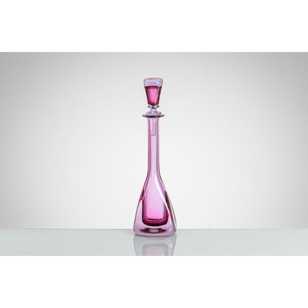 FLAVIO POLI, Bottiglia modello “13241” in vetro: FLAVIO POLI Produzione Seguso Vetri d’Arte, Murano, Italia 1960 ca. Bottiglia modello “13241” in vetro sommerso ametista e lilla, corpo a piramide nella parte inferiore, lungo collo