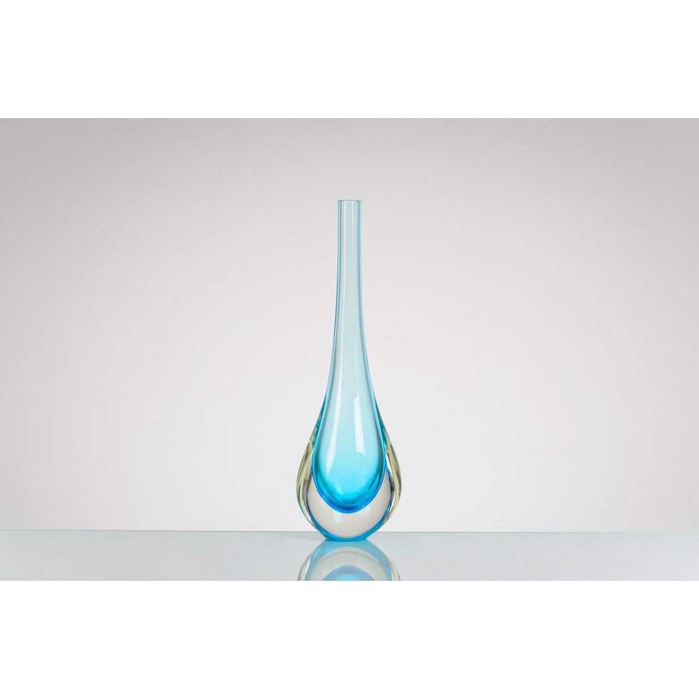 LA MURRINA, Vaso in vetro: LA MURRINA Produzione Italia 1980 ca. Vaso in vetro sommerso, blu, turchese e incolore, corpo a goccia, collo alto e stretto, bocca circolare piana. Firma a graffio. cm Alt. 43. A GLASS VASE BY LA MUR