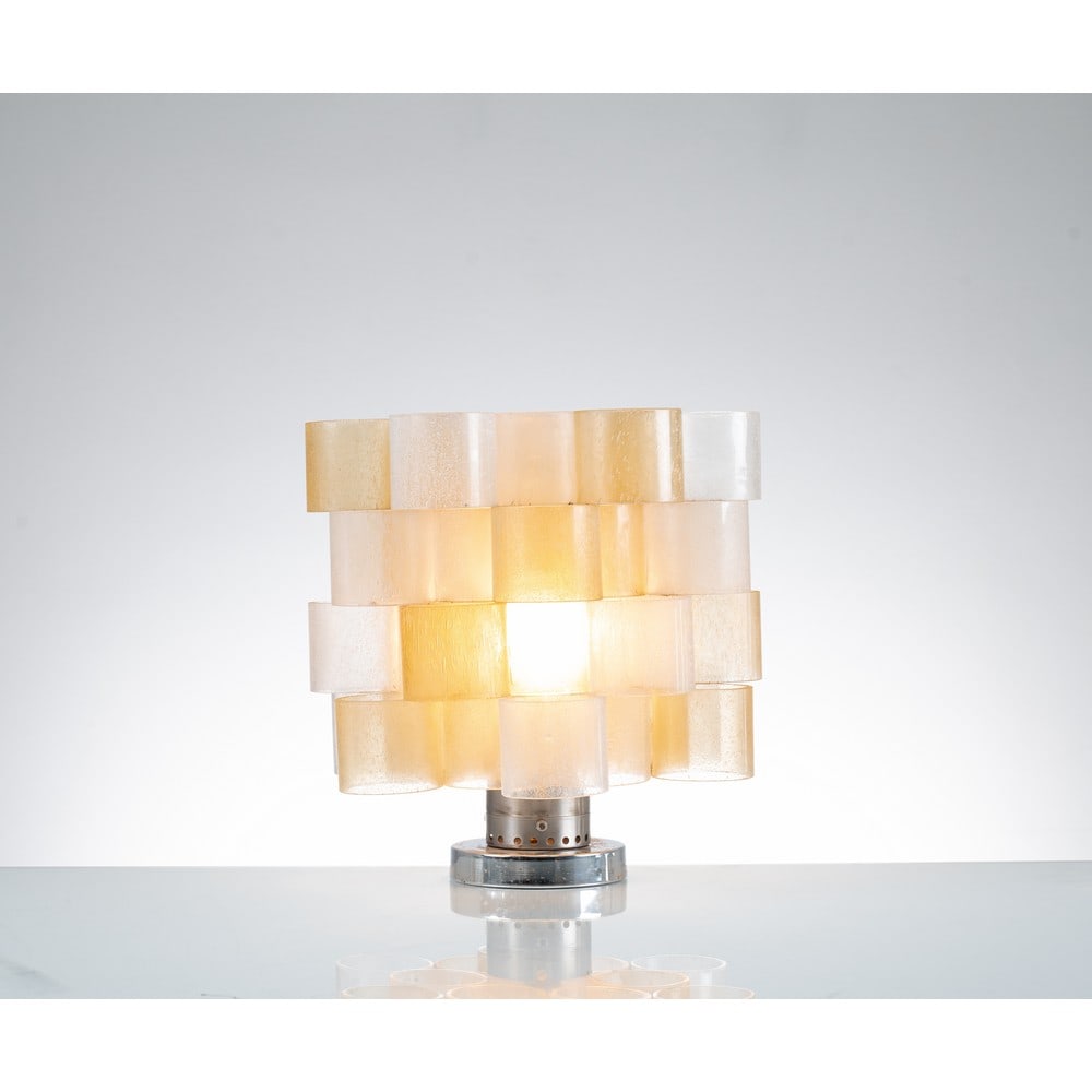 ALBANO POLI, Lampada da tavolo modello “Globula”: ALBANO POLI Produzione Poliarte, Italia 1970 ca. Lampada da tavolo ad una luce modello “Globula”, struttura in metallo cromato, diffusore composto da anelli cilindrici sovrapposti in vetro