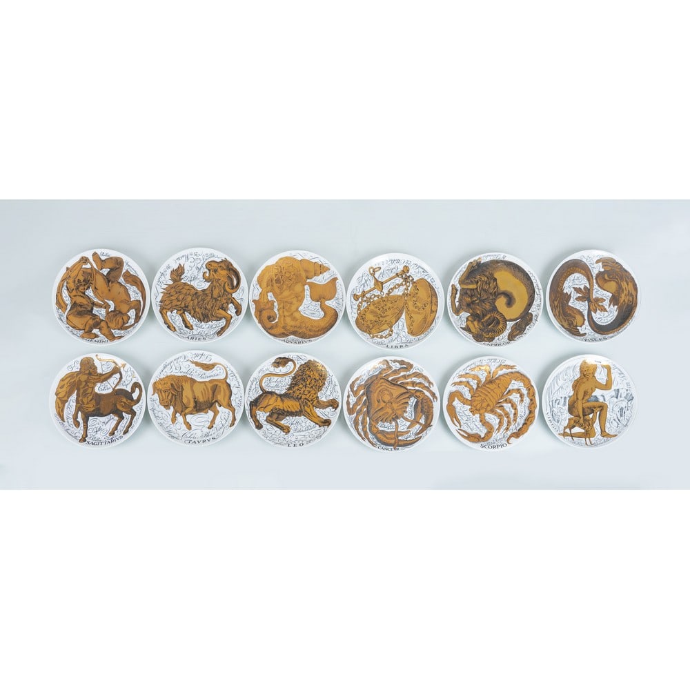 PIERO FORNASETTI, Dodici piatti della serie “Influssi Astrali”: PIERO FORNASETTI Produzione Corisia, Italia 1960/70 ca. Dodici piatti della serie “Influssi Astrali” in ceramica bianca con decoro serigrafato e dorature, serie completa. Marchio sulla bas