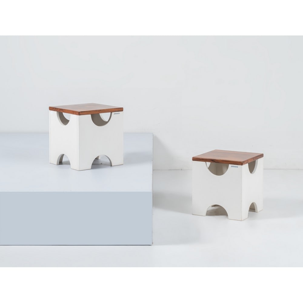 ETTORE SOTTSASS, Coppia di sgabelli modello “T29”: ETTORE SOTTSASS Produzione Poltronova, Italia 1963 ca. Coppia di sgabelli modello “T29” con struttura in legno laccato bianco e seduta in legno marrone. Etichetta di produzione. cm 29 x 29