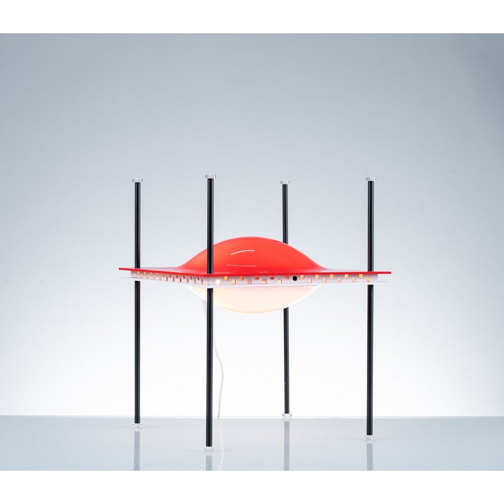 ETTORE SOTTSASS, Lampada tavolo "Palafitta" modello "12639": ETTORE SOTTSASS Produzione Arredoluce 1956 ca. Lampada da tavolo a due luci detta "Palafitta" modello "12639" con struttura in metallo verniciato nero e diffusore in plexiglass colorato e modellato. c