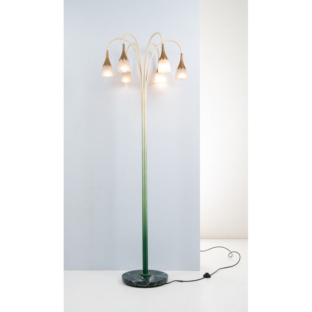 ANGELO LELLI, Lampada da terra: ANGELO LELLI Produzione Arredoluce, Italia 1953 ca. Lampada da terra a sei luci con struttura in metallo verniciato verde a sfumare fino a raggiungere i toni del bianco, sei bracci curvi verso il bass