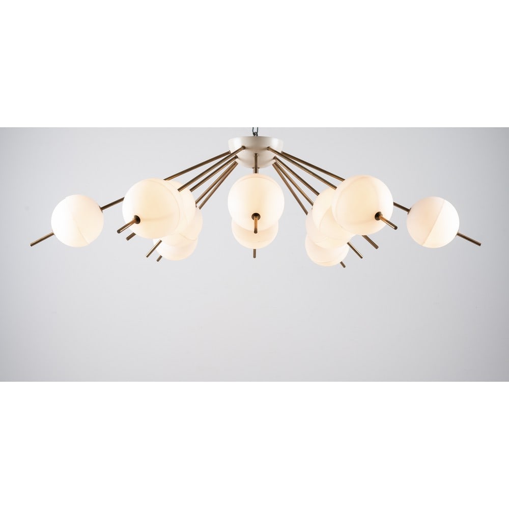 ANGELO LELLI, Lampada a sospensione: ANGELO LELLI Produzione Arredoluce, Italia 1958 ca. Lampada a sospensione a dodici luci, struttura in ottone, metallo laccato bianco, diffusori sferici in vetro opale lattimo. cm Ø 142 Alt. 40. B