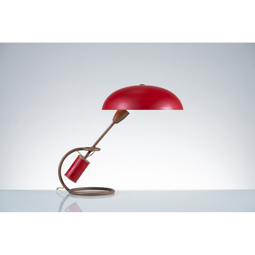ANGELO LELLI, Lampada da tavolo modello “12297”: ANGELO LELLI Produzione Arredoluce 1950 ca. Lampada da tavolo ad una luce modello “12297”, struttura in alluminio verniciato rosso, ottone, diffusore semisferico. cm Alt. 40. Bibliografia: