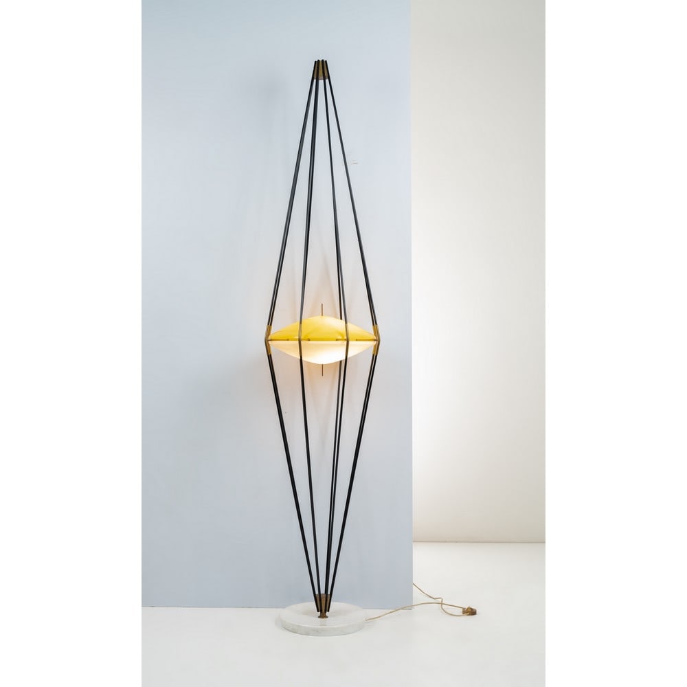 ANGELO LELLI, Lampada da terra modello “12628”: ANGELO LELLI Produzione Arredoluce 1967 ca. Lampada da terra a due luci modello “12628” detto “Siluro”, struttura in metallo verniciato nero, diffusore a disco a circolare in p