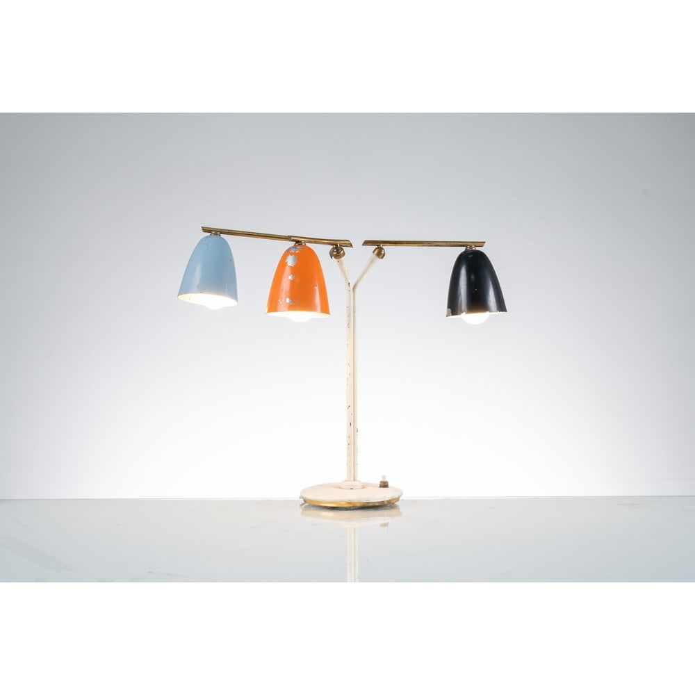 ANGELO LELLI, Lampada da tavolo: ANGELO LELLI Produzione Arredoluce, Italia 1950 ca. Lampada da tavolo a tre luci con struttura in metallo verniciato bianco, ottone, diffusori a campana in metallo verniciato celeste, arancione e nero