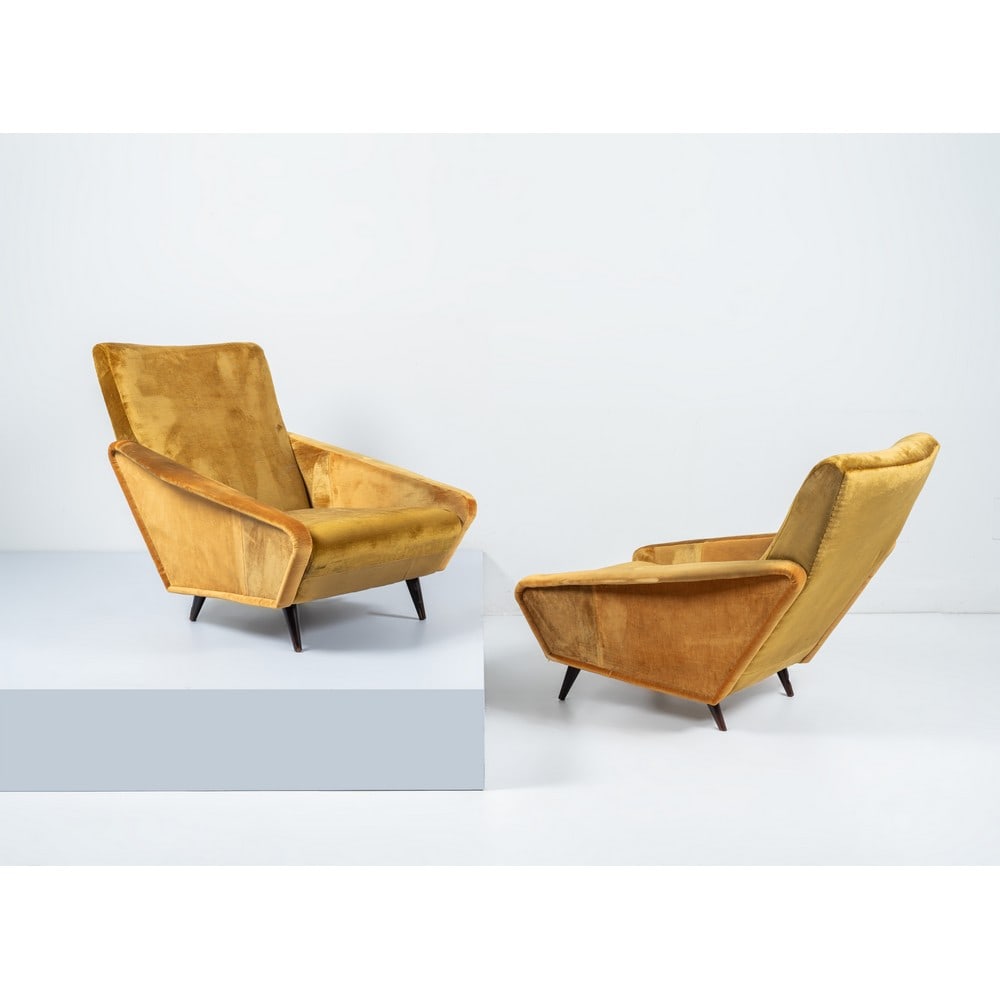 GIO PONTI, Coppia di poltrone modello “807”: GIO PONTI Produzione Altamira, Italia 1950 ca. Coppia di poltrone modello “807” Distex, struttura in legno con imbottitura e rivestimento in velluto senape. Presentate alla X Triennale di