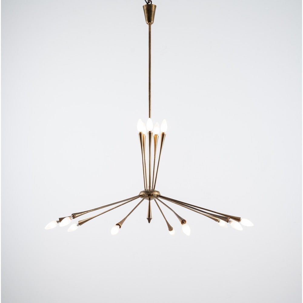 OSCAR TORLASCO, Lampada a sospensione modello “Sputnik “: OSCAR TORLASCO Produzione Lumi, Italia 1960 ca. Lampada a sospensione a quindici luci modello “Sputnik “, struttura in ottone con diffusori a lancia. cm Ø 96 Alt. 117. Bibliografia: C
