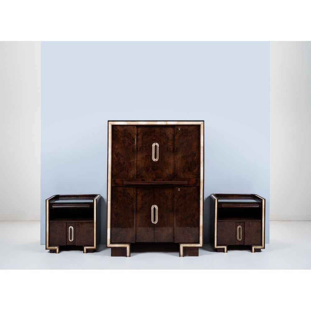 FRATELLI ABBADESSA, Cassettiera e due comodini: FRATELLI ABBADESSA Produzione Italia 1930 ca. Una cassettiera e due comodini in radica di legno di noce con cornici in pergamena; comodini con piano rettangolare in vetro, sotto piano a giorno ed un v